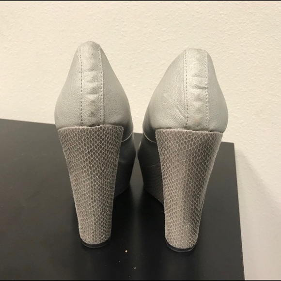 Rock & Republic Faux Snakeskin Gray Wedges - Picture 6 of 6